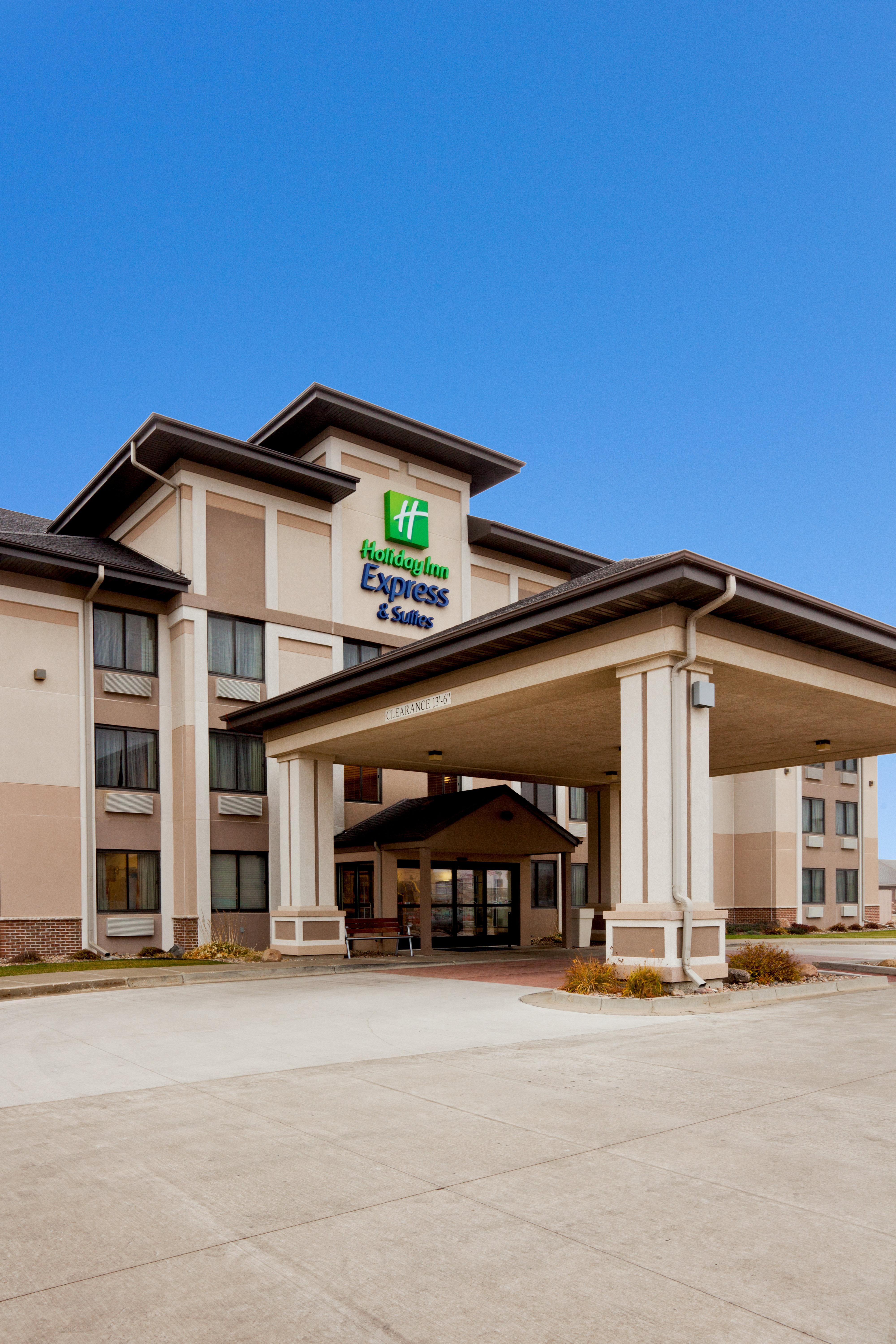 Holiday Inn Express & Suites - Worthington By Ihg Exterior photo
